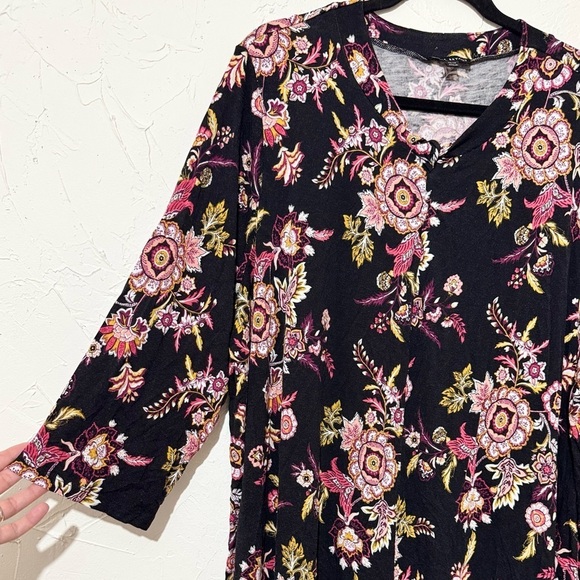 LANE BRYANT BLACK FLORAL TWISTED NECK SWING TUNIC TEE TOP SIZE 26/28 4X - Picture 6 of 9
